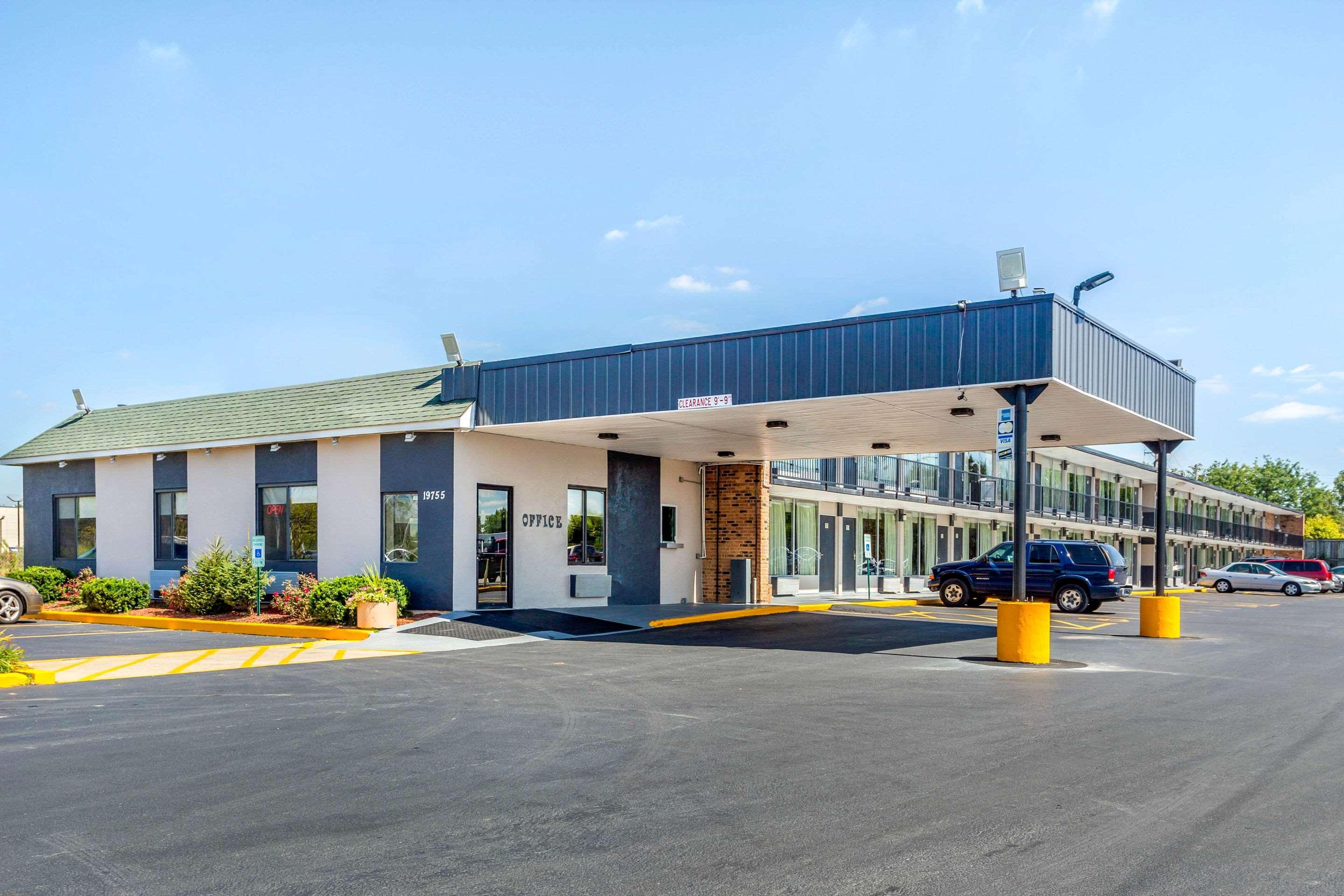 Econo Lodge Shorewood Exterior foto