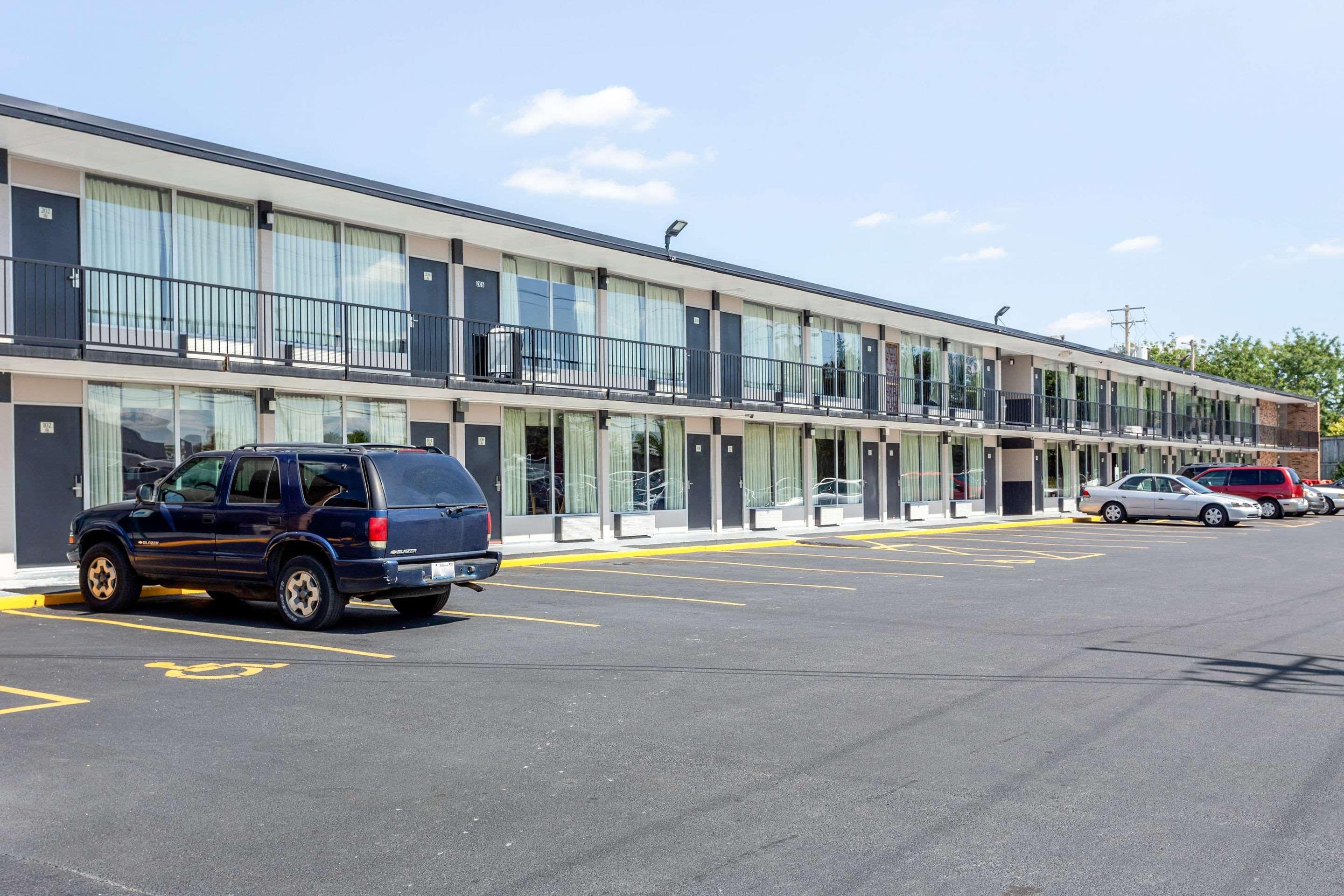 Econo Lodge Shorewood Exterior foto