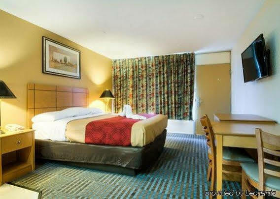 Econo Lodge Shorewood Exterior foto