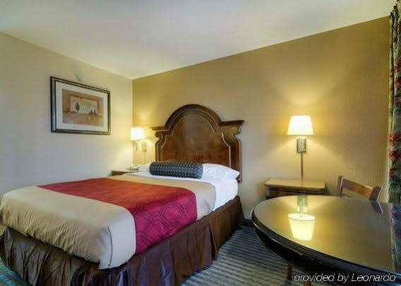Econo Lodge Shorewood Exterior foto